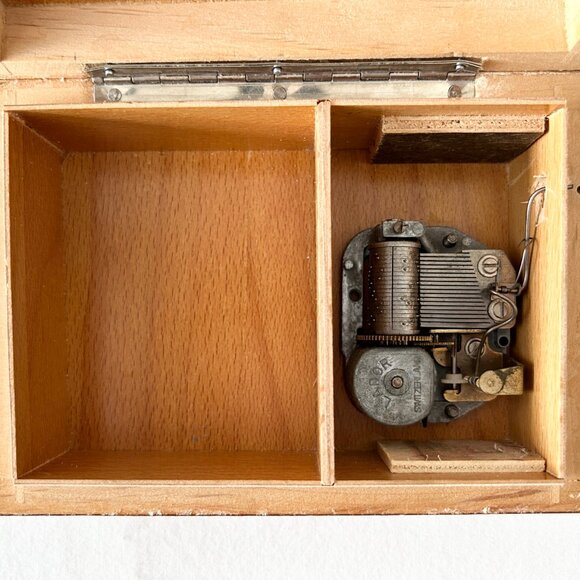 Vintage Inlay Wooden Music Box LADOR Swiss Musical Movement Switzerland Works - Picture 6 of 9